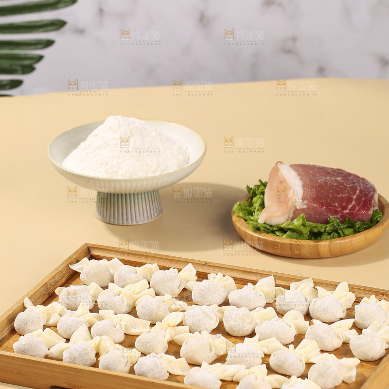 浅底上的小金鱼馄饨