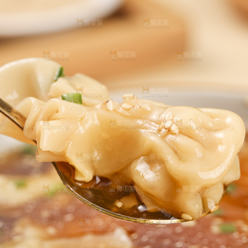 浅底上的小金鱼馄饨