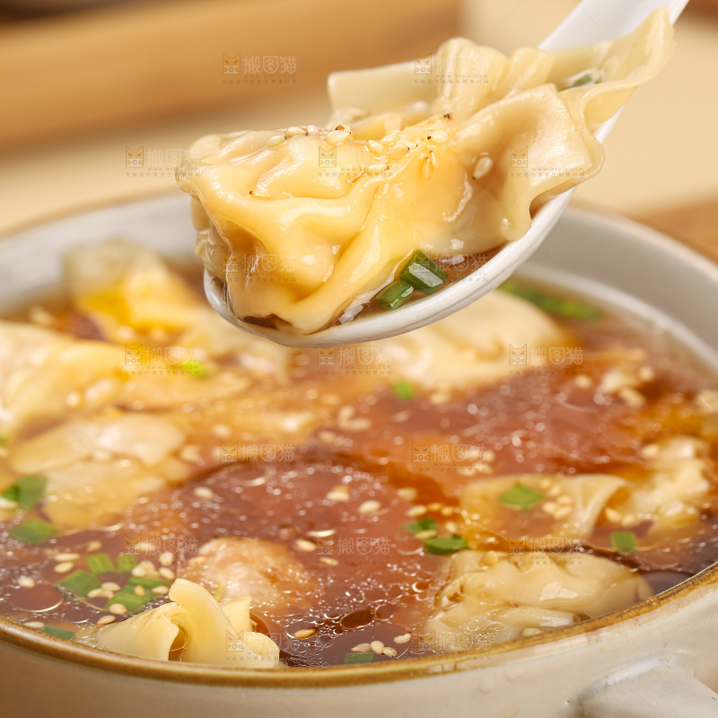 浅底上的小金鱼馄饨