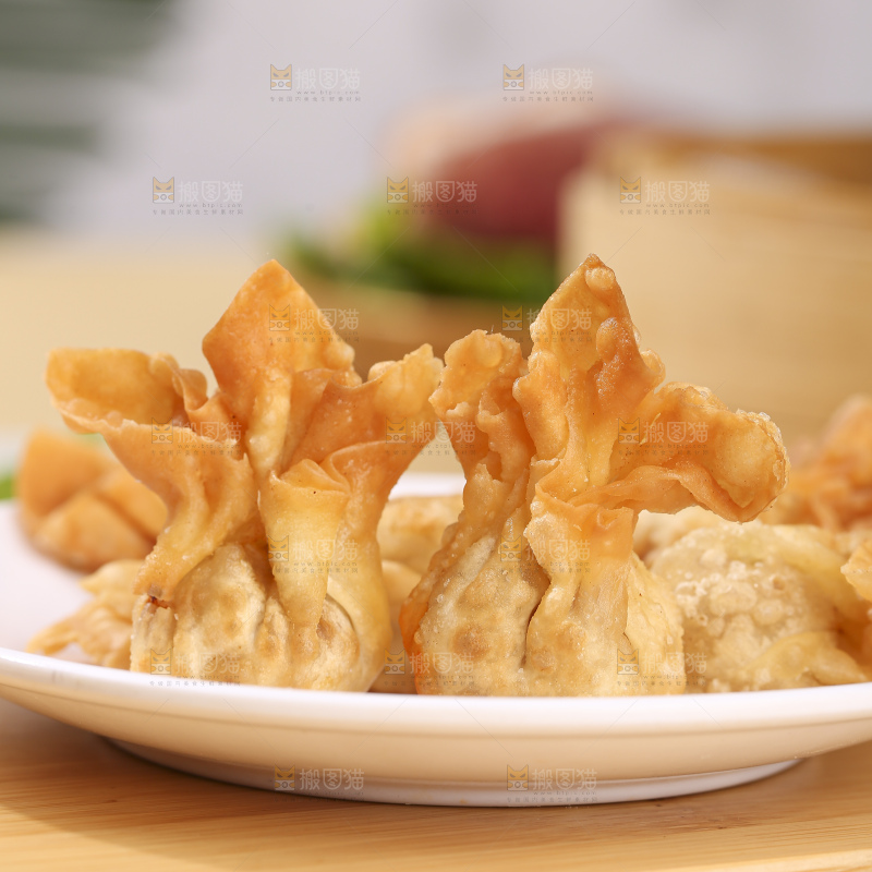 浅底上的小金鱼馄饨