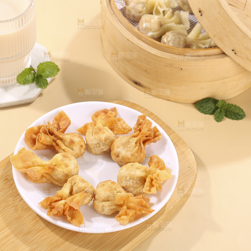 浅底上的小金鱼馄饨