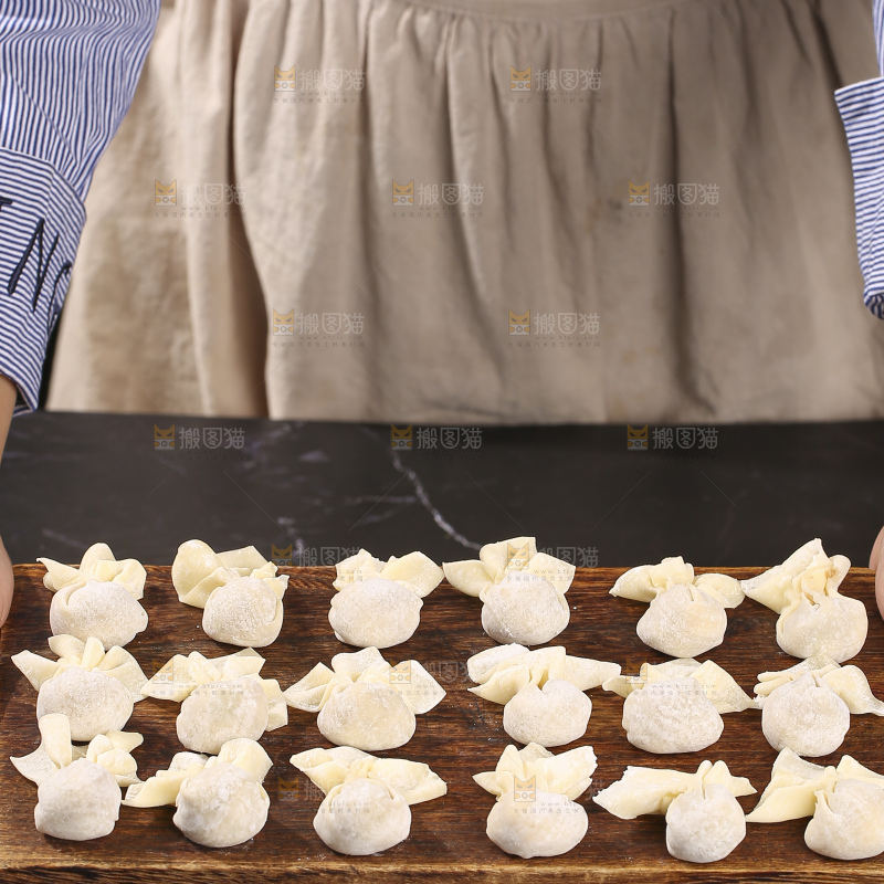 深底上的小金鱼馄饨