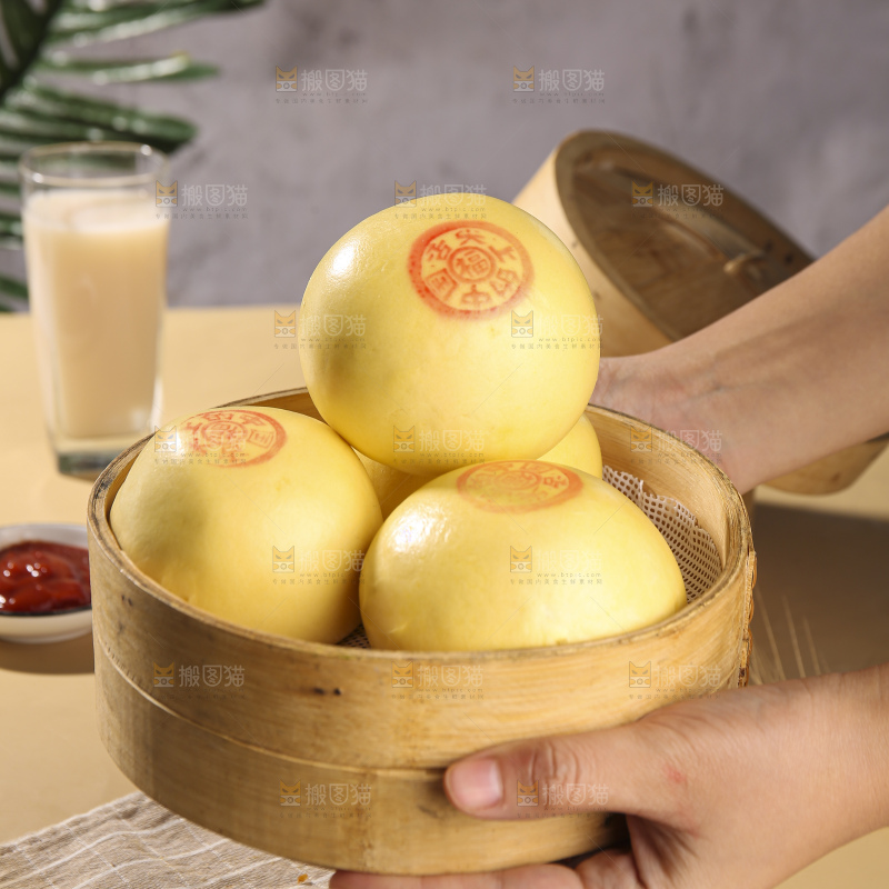 浅底上的玉米馒头