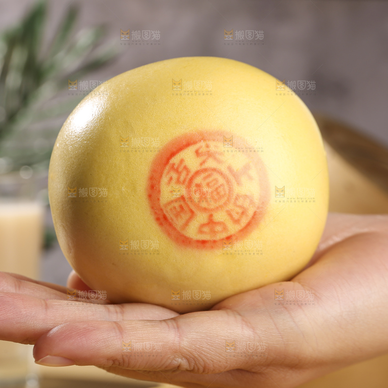 浅底上的玉米馒头