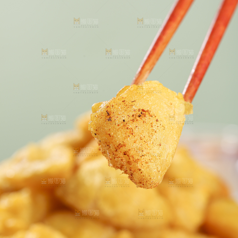 浅底上的锅巴土豆