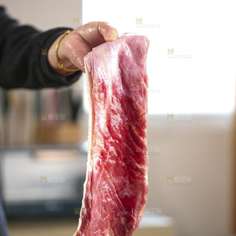 手里拿着新鲜羊肉