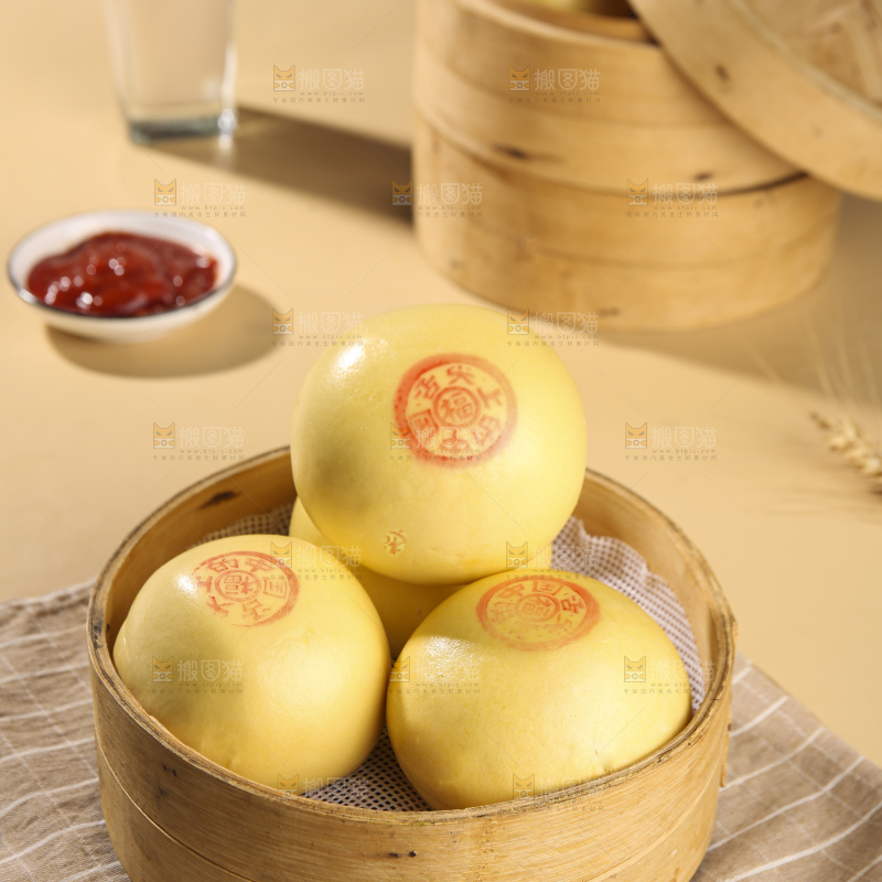浅底上的玉米馒头