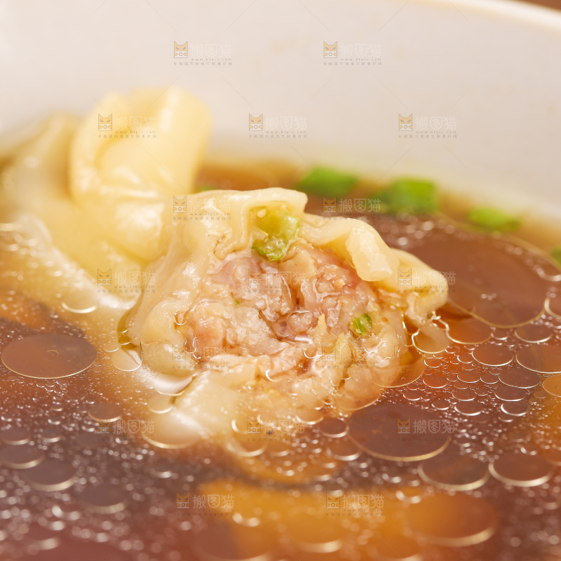 浅底上的小金鱼馄饨