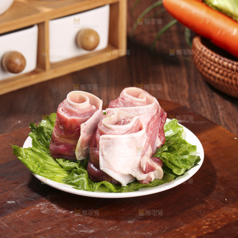 木底上的新鲜羊肉