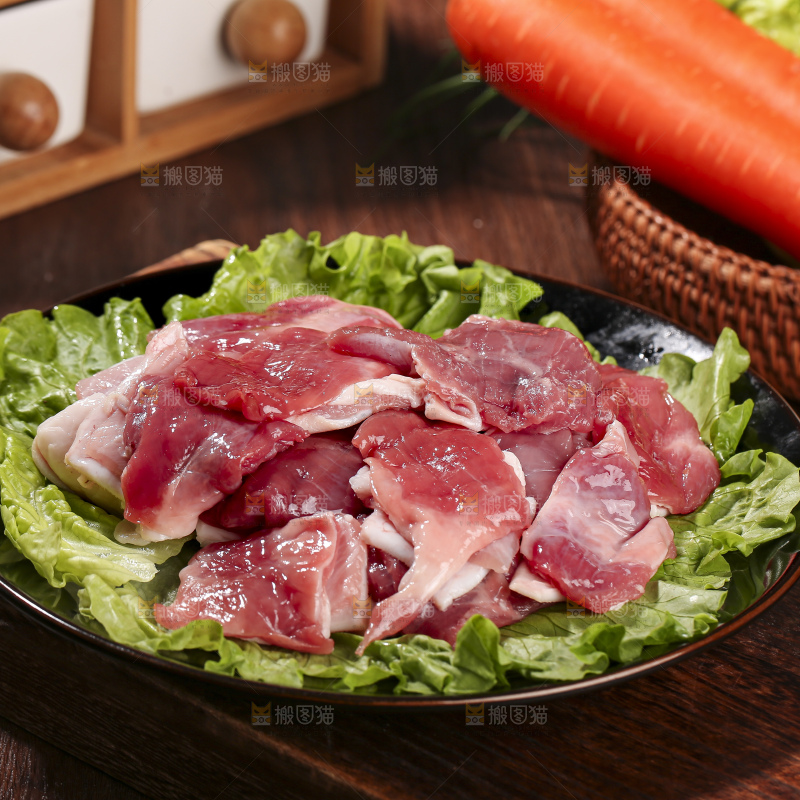 木底上的新鲜羊肉