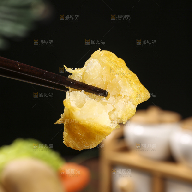 木底上放着锅巴土豆