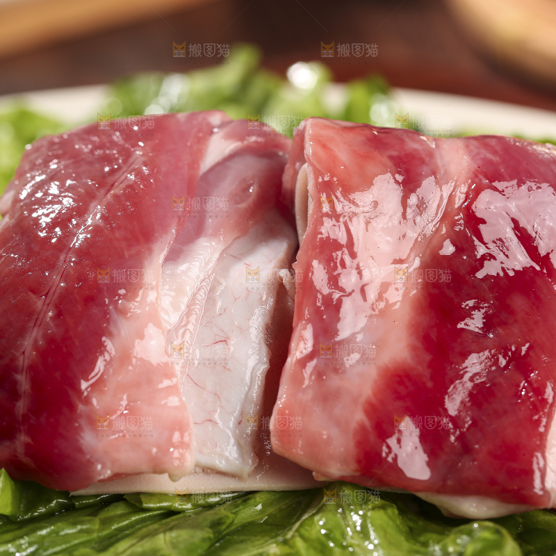 木底上的新鲜羊肉
