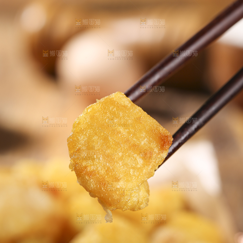 木底上放着锅巴土豆