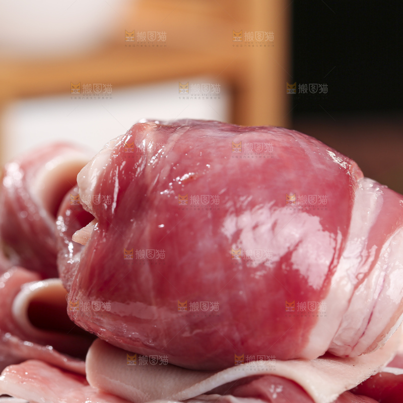 木底上的新鲜羊肉