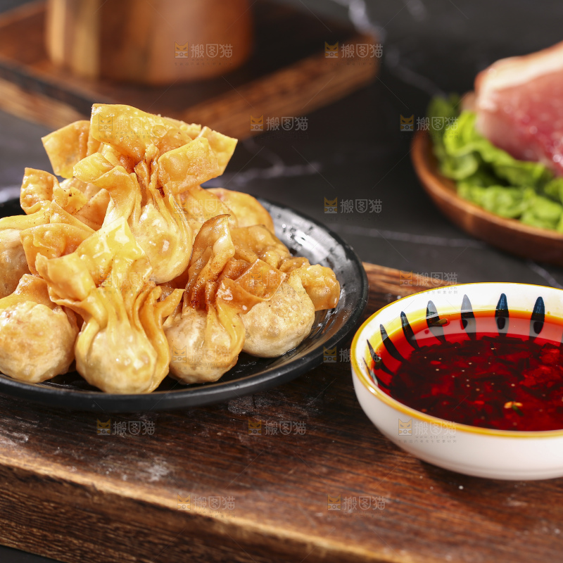 深底上的小金鱼馄饨