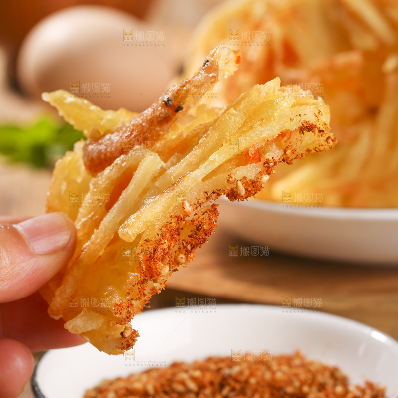 木底上的土豆鲜虾饼