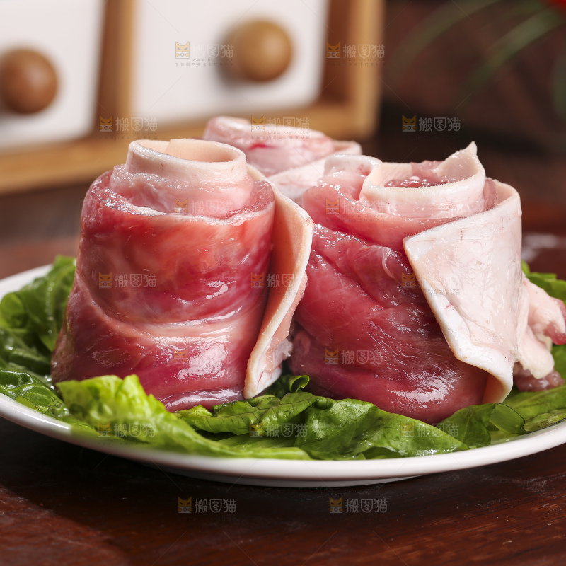 木底上的新鲜羊肉