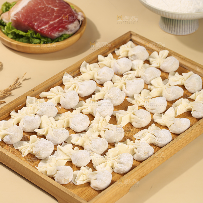 浅底上的小金鱼馄饨