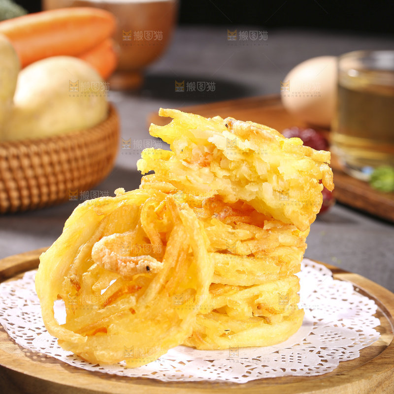 深底上的土豆鲜虾饼