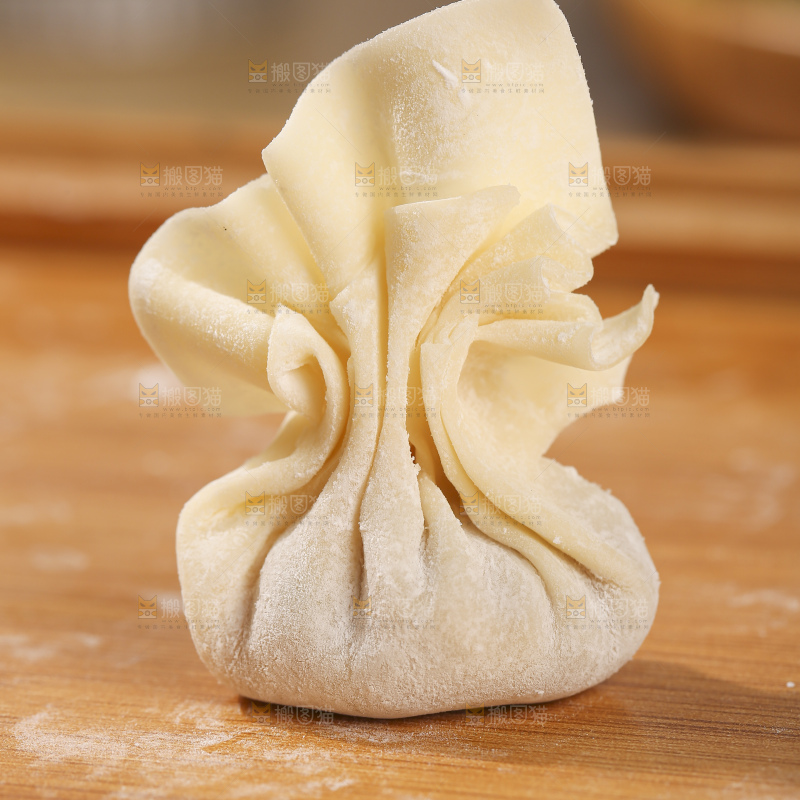 浅底上的小金鱼馄饨