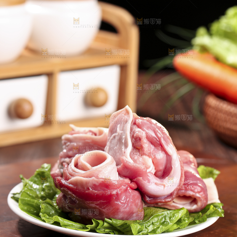 木底上的新鲜羊肉