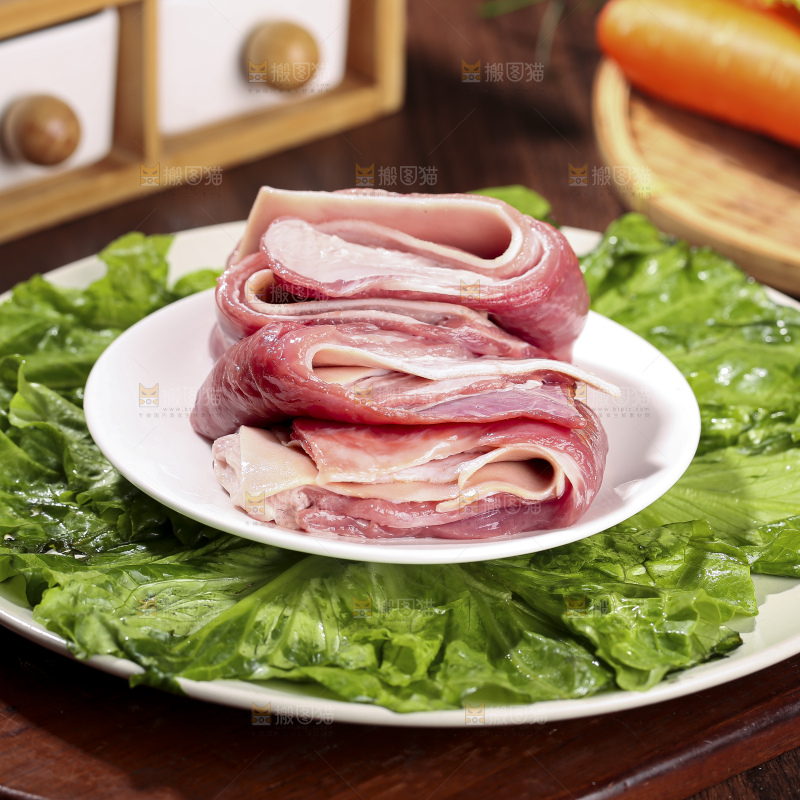 木底上的新鲜羊肉