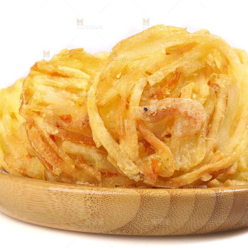 白底上的土豆鲜虾饼