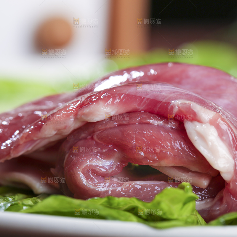 木底上的新鲜羊肉