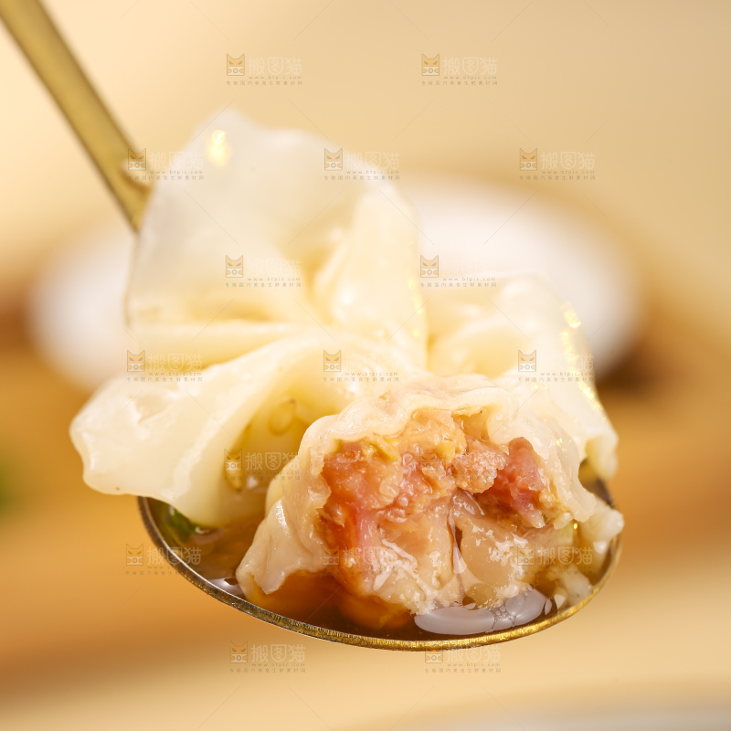 浅底上的小金鱼馄饨