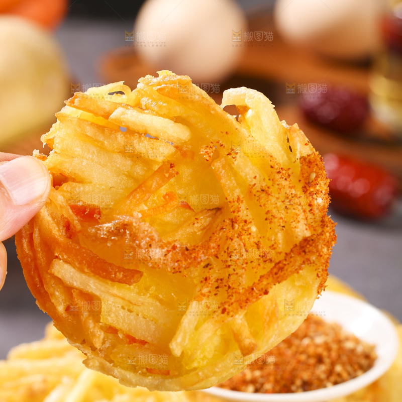 深底上的土豆鲜虾饼