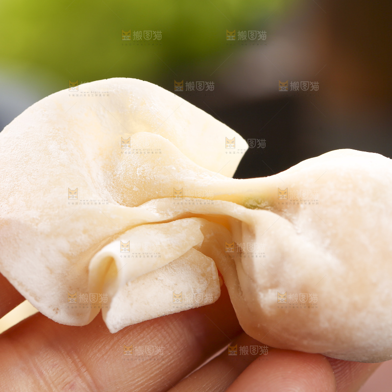 深底上的小金鱼馄饨