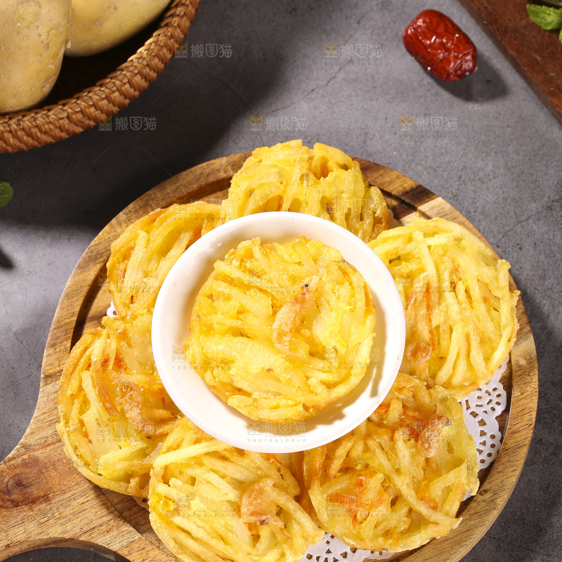 深底上的土豆鲜虾饼