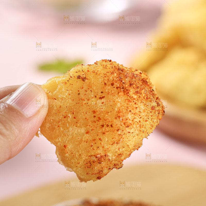 浅底上的锅巴土豆