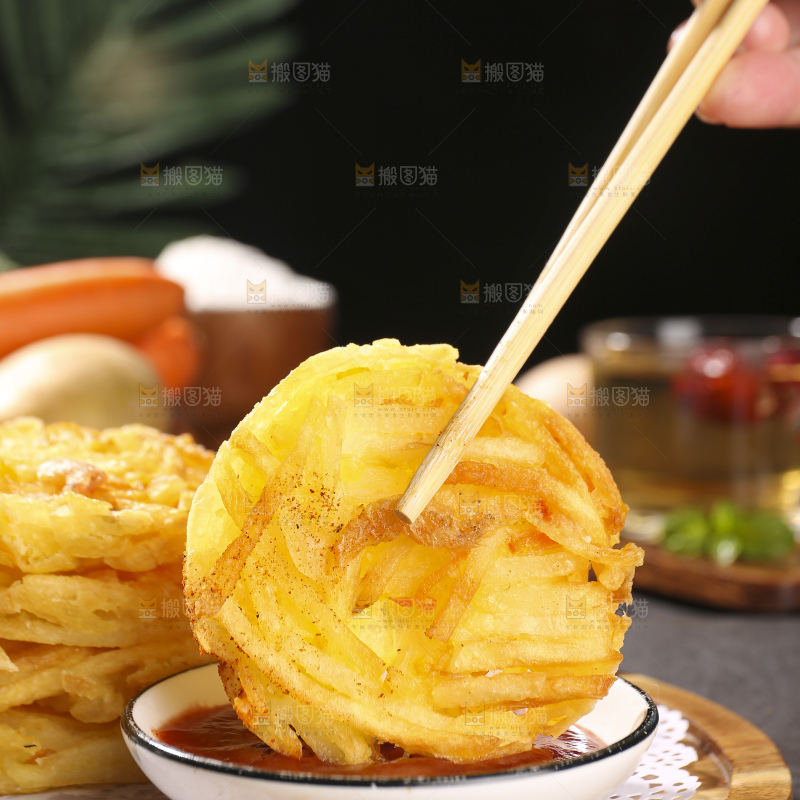 深底上的土豆鲜虾饼