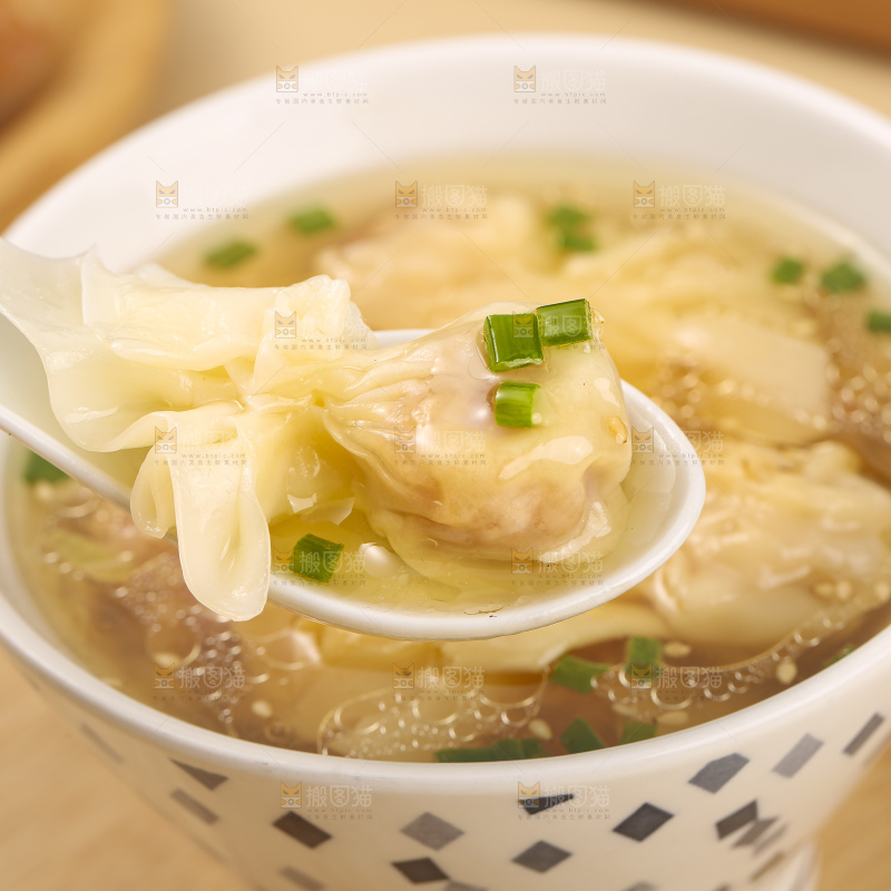浅底上的小金鱼馄饨
