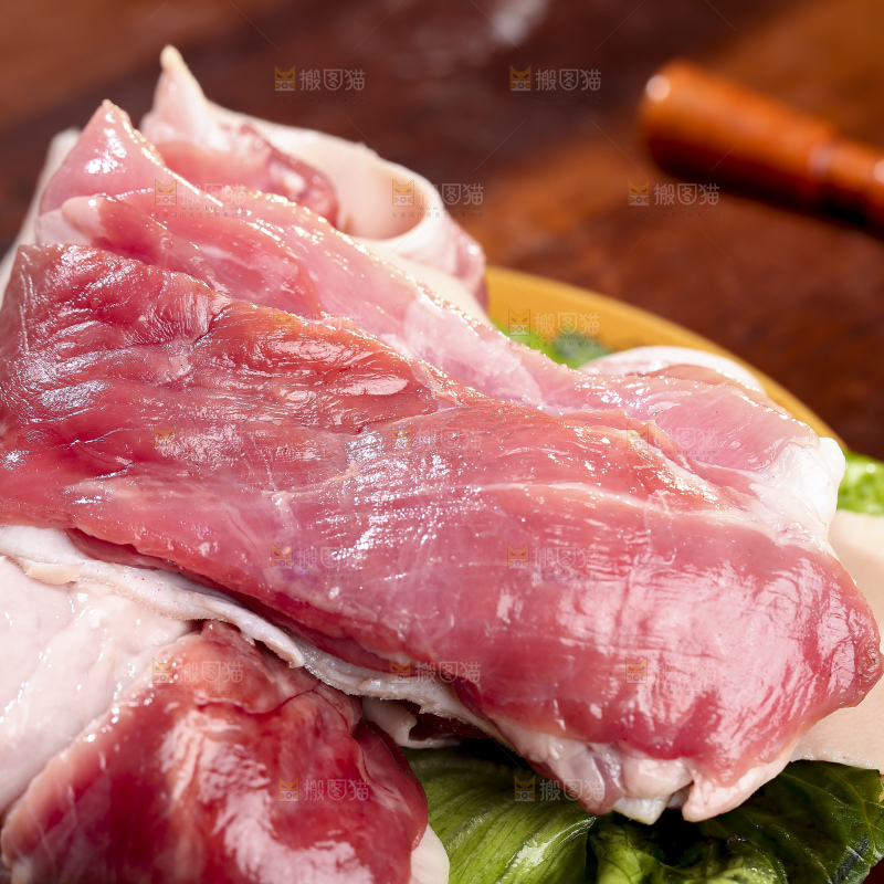 木底上的新鲜羊肉
