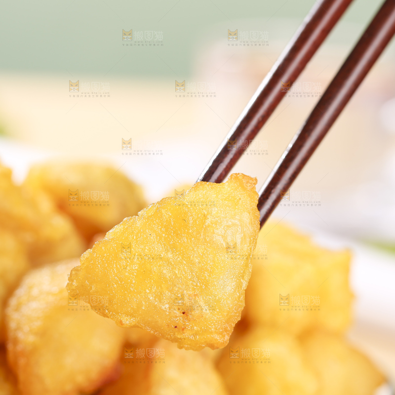 浅底上的锅巴土豆