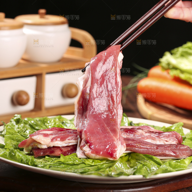 木底上的新鲜羊肉