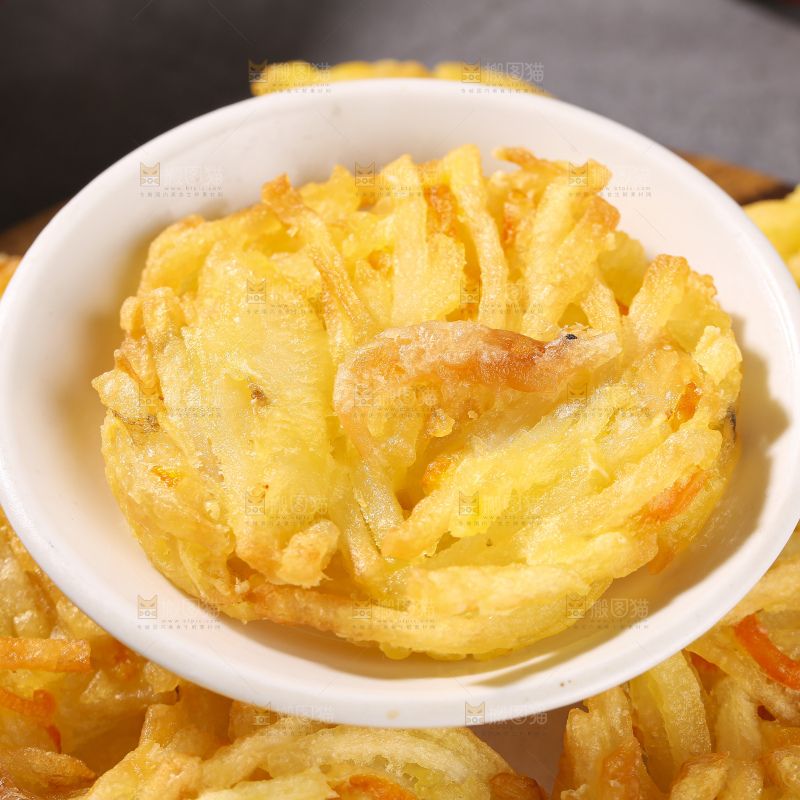 深底上的土豆鲜虾饼