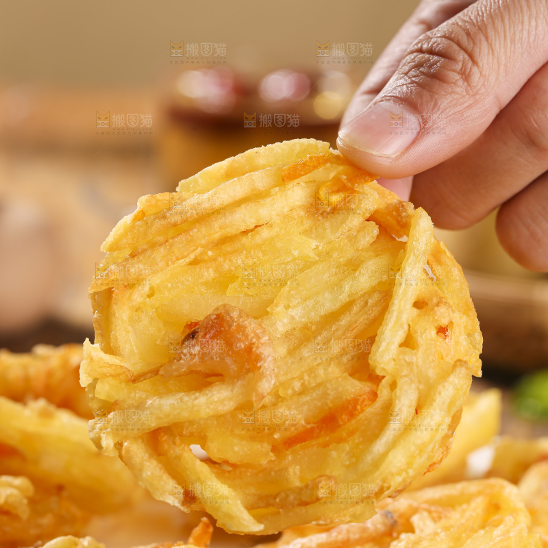 木底上的土豆鲜虾饼