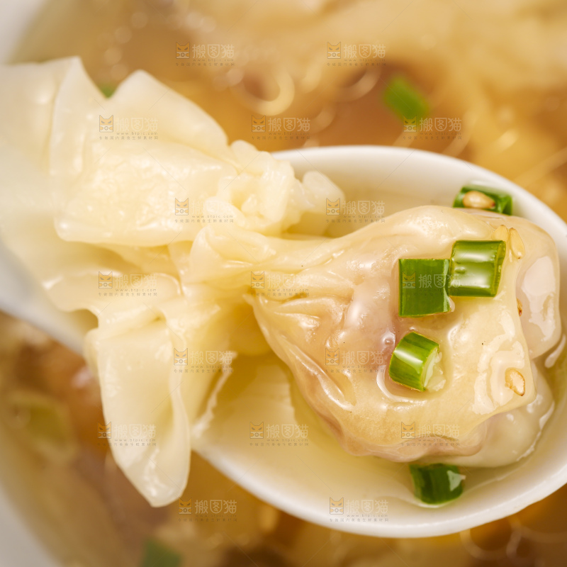 浅底上的小金鱼馄饨