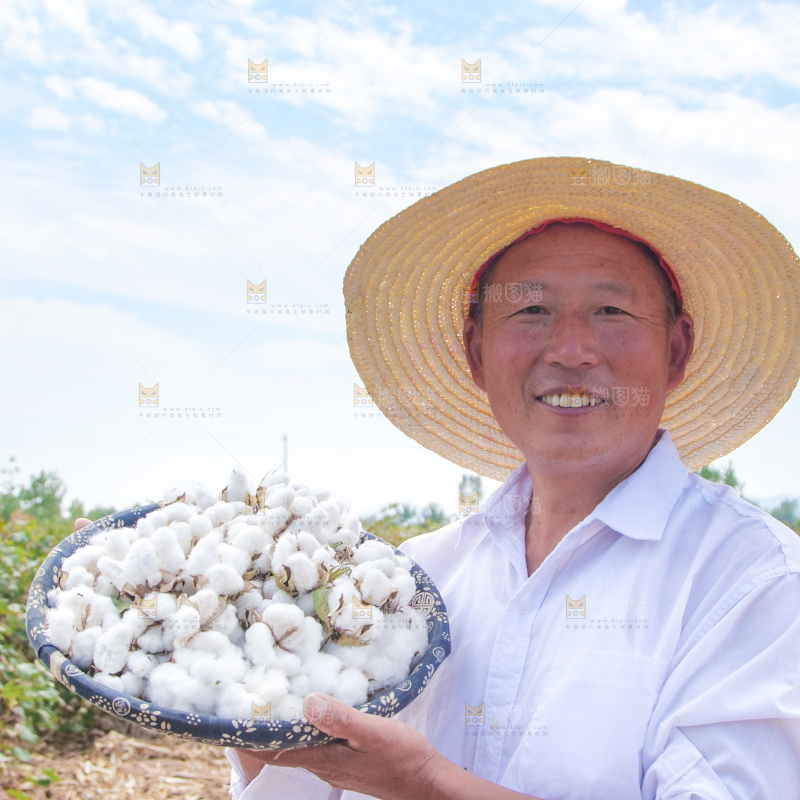 手里拿着棉花