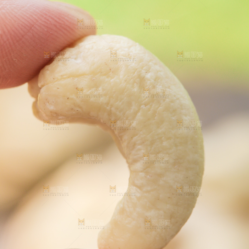 手里拿着大腰果仁