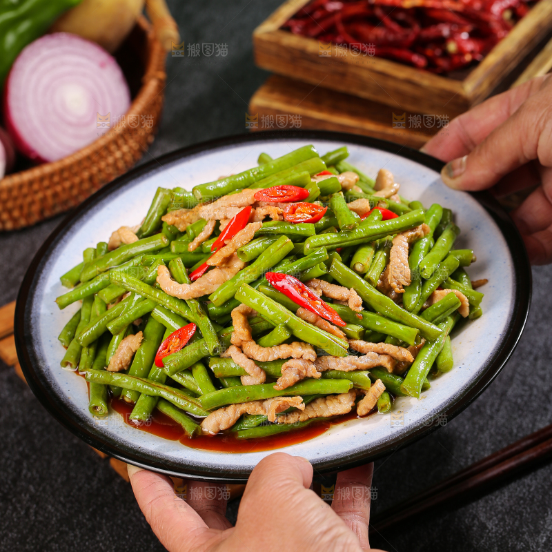 深底上的豇豆炒肉丝