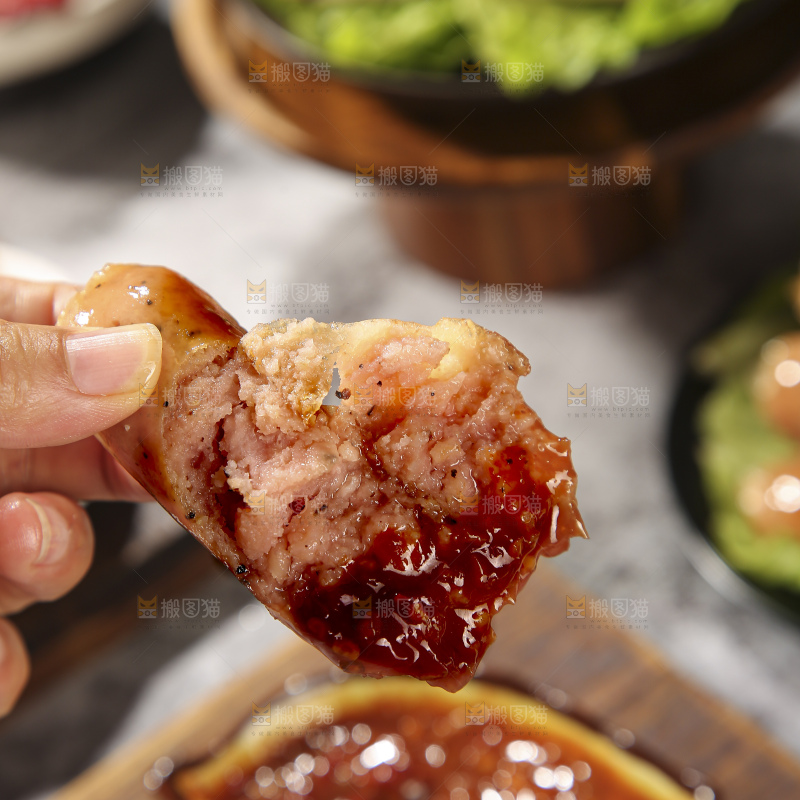 深底上的烤肠