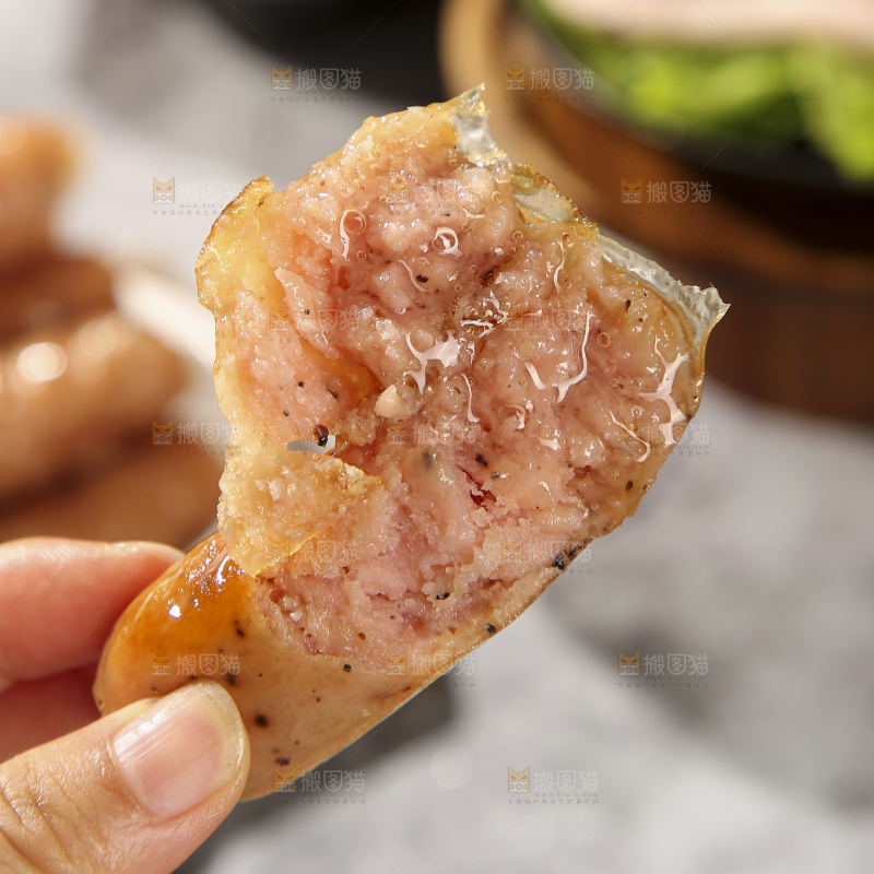 深底上的烤肠