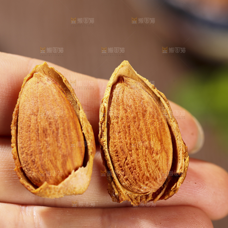 深底上的扁桃仁