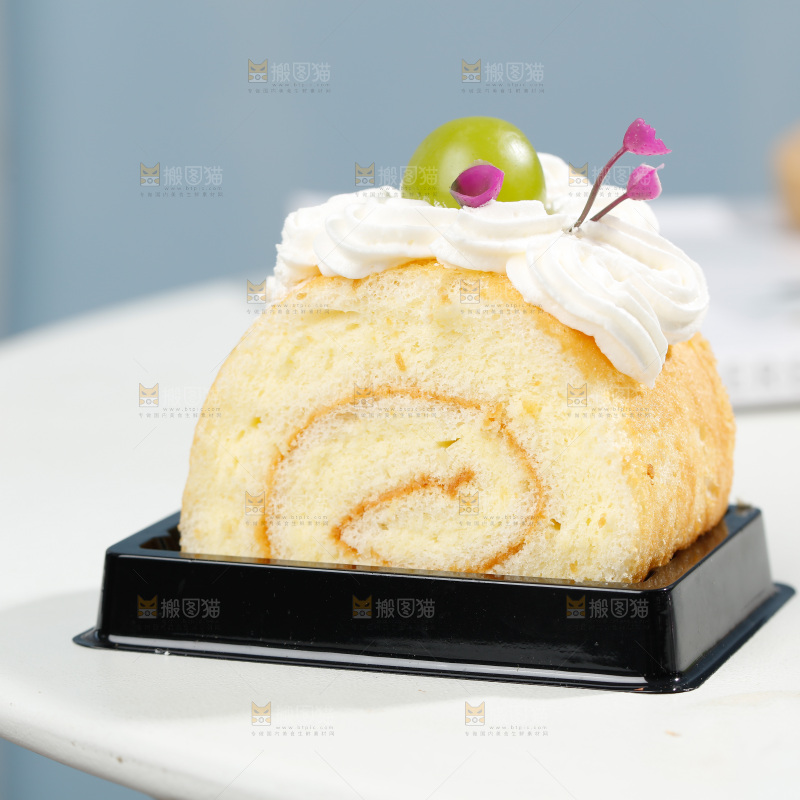 桌子上的奶油蛋糕卷