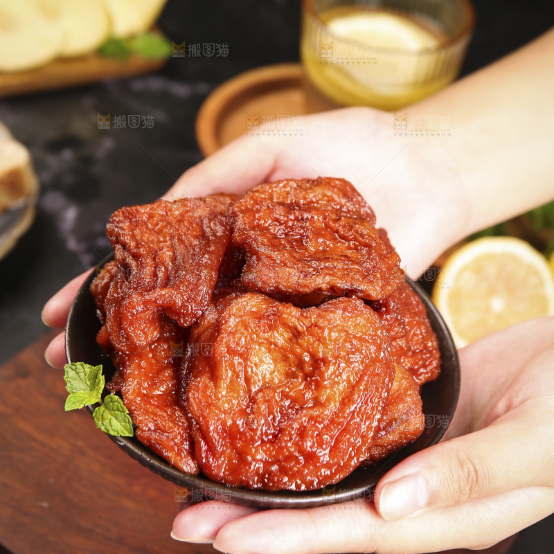 深底上的苹果干