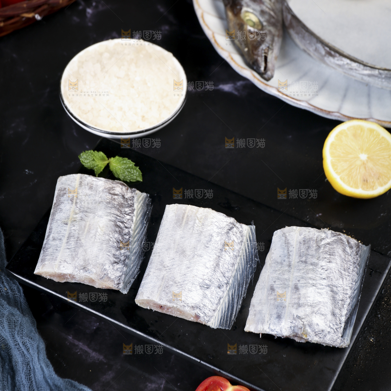 黑底上的鲜冻带鱼段